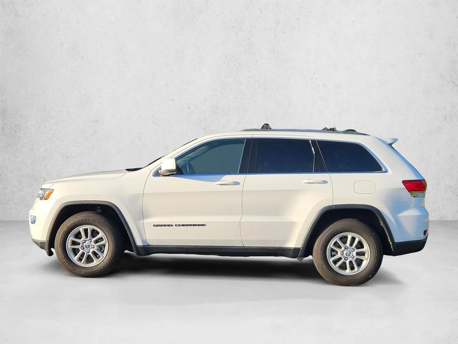 Used 2020 Bright White Clearcoat Jeep Laredo E image 3