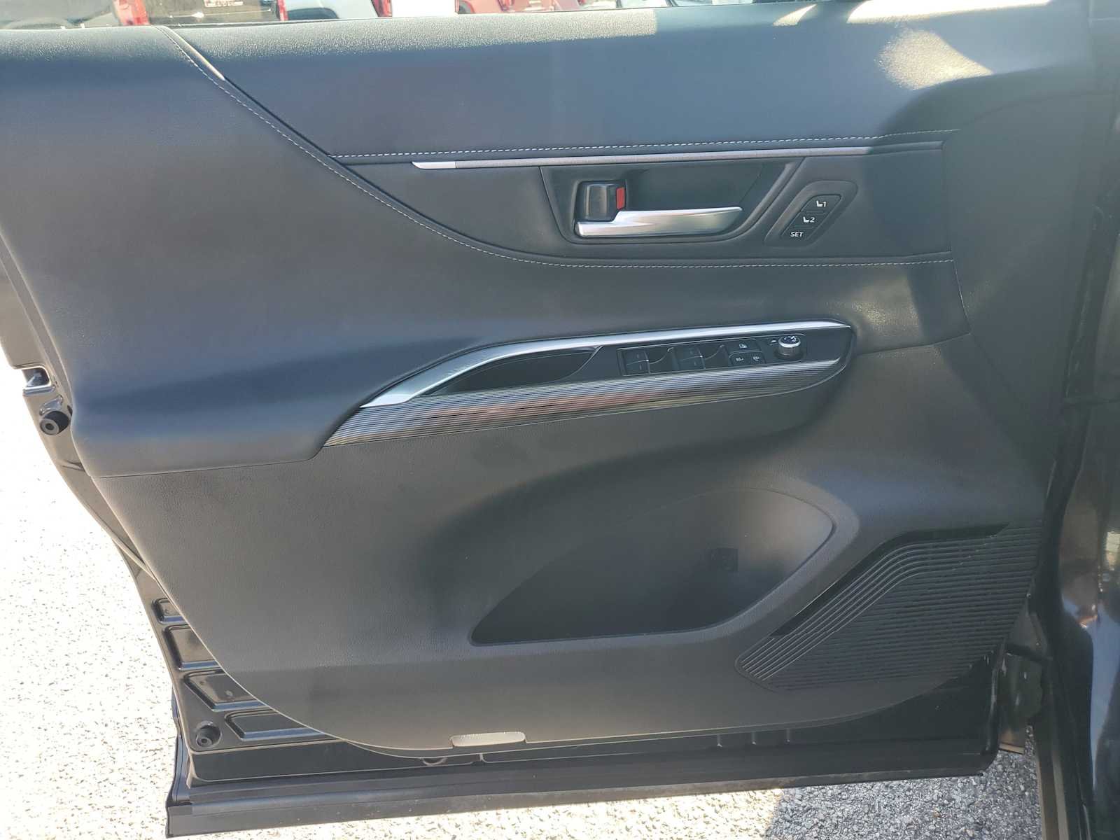 2022 Toyota Venza Limited - Photo 25