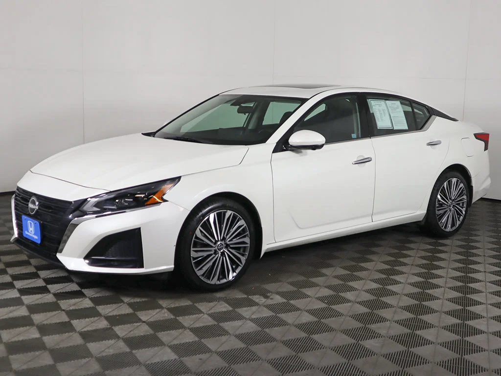 Used 2023 Pearl White Nissan 2.5 SL image 9