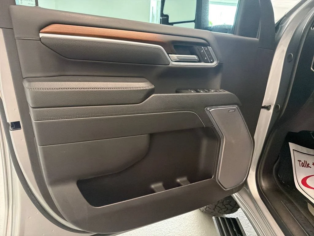 Used 2025 Sterling Metallic GMC Denali image 13