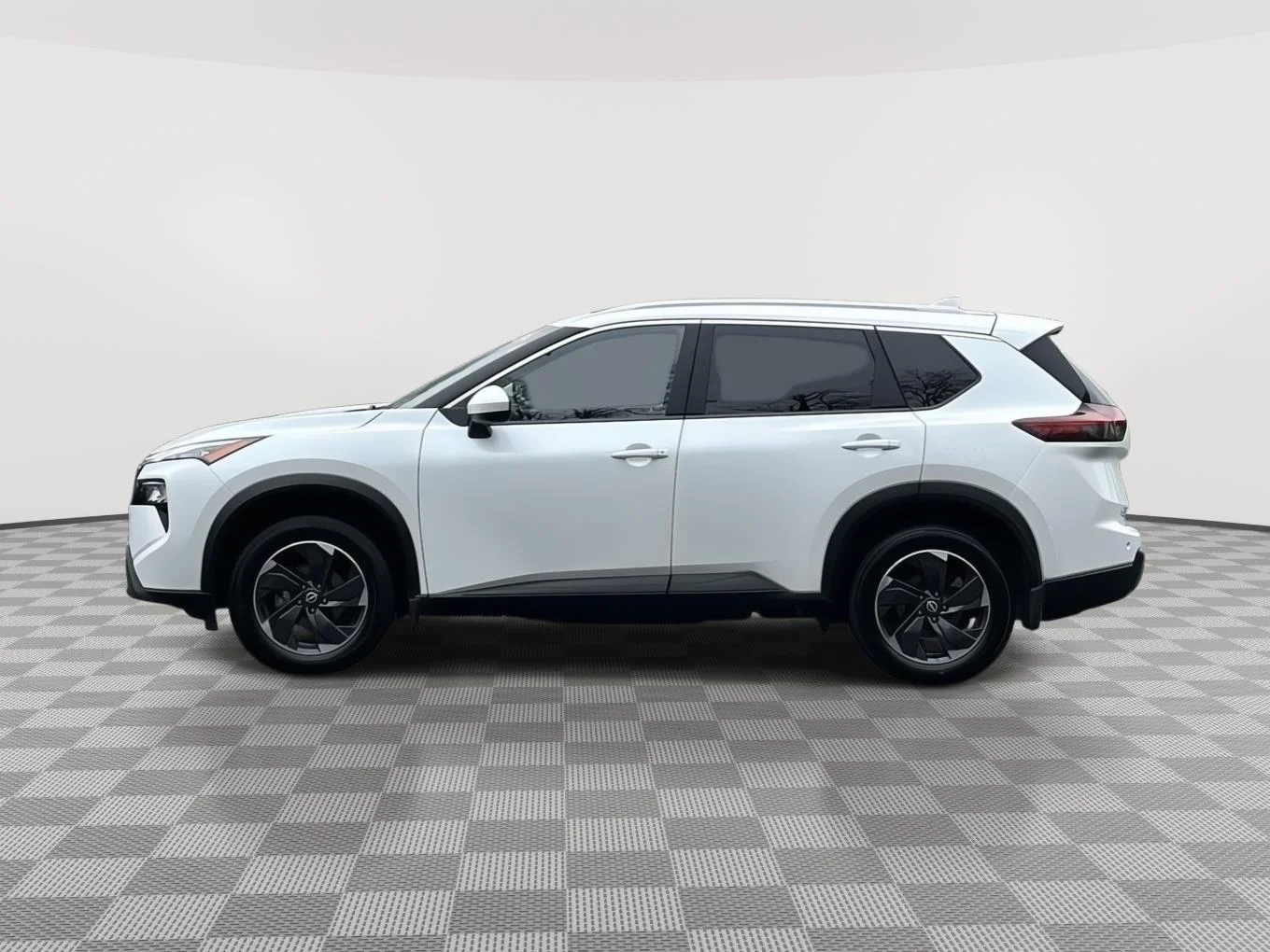 Used 2024 Everest White Pearl Nissan SV image 8