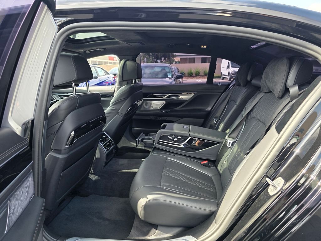 2021 BMW 7 Series M760i - Photo 15