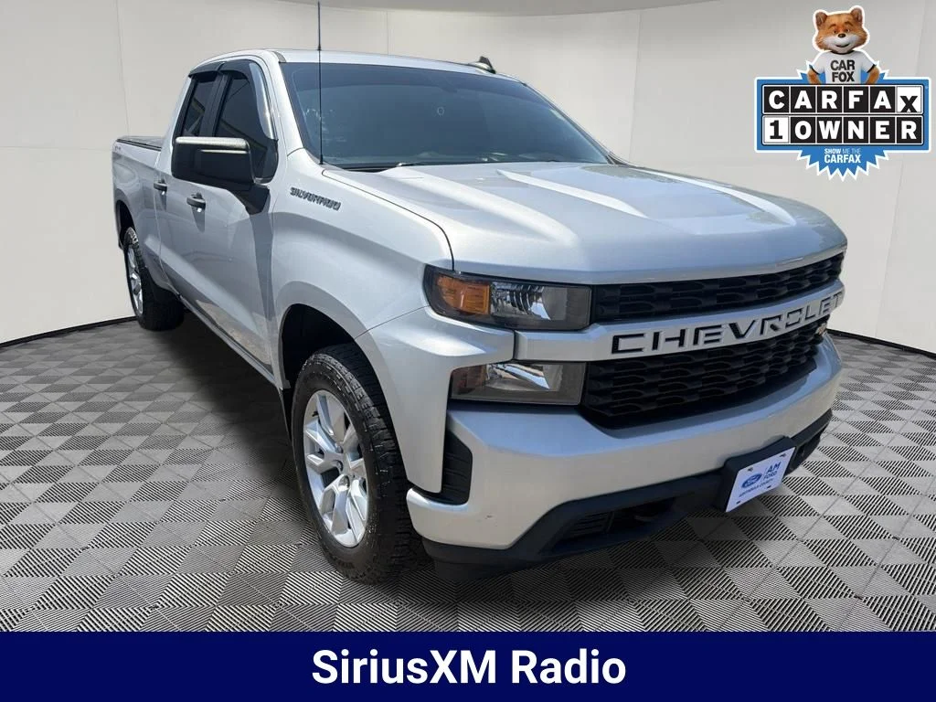 Used 2020 Silver Ice Metallic Chevrolet Custom image 9
