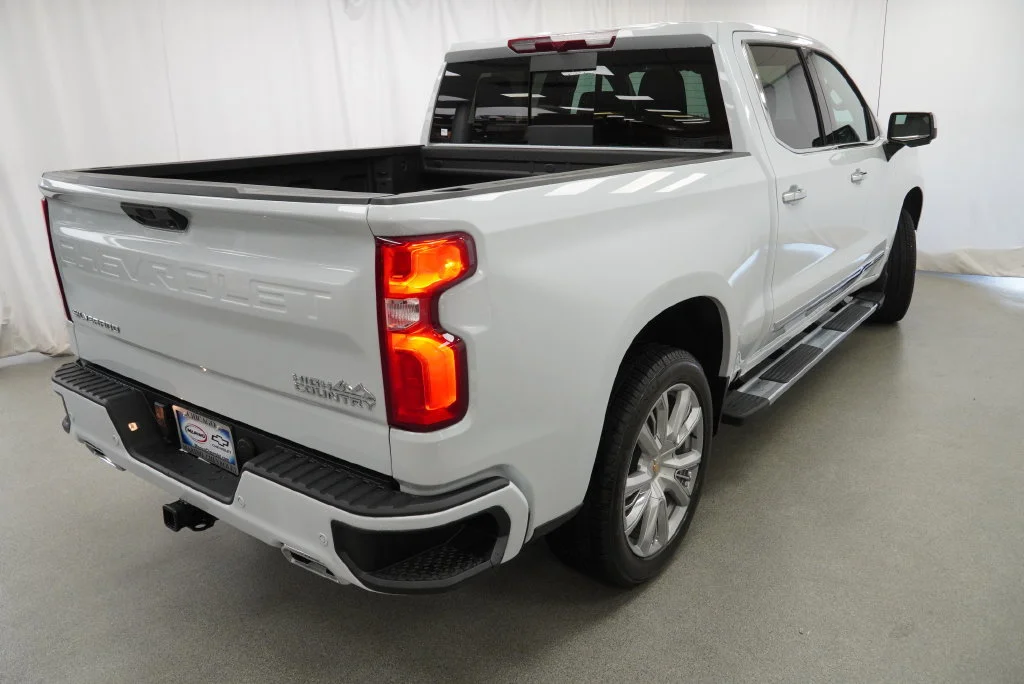 New 2026 Polar White Tricoat Chevrolet High Country image 3