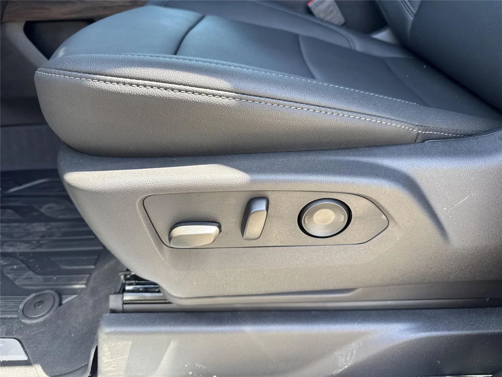New 2026 Sterling Metallic GMC SLT image 39