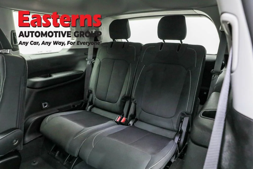 Used 2023 White Jeep Laredo image 26