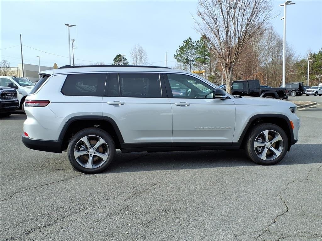 New 2025 Silver Zynith Exterior Paint Jeep Limited image 19