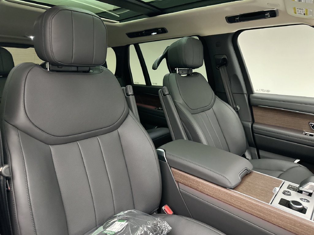 New 2027 Eiger Grey Land Rover SE image 6