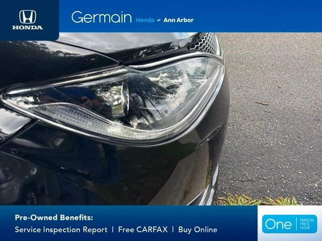 Used 2019 Brilliant Black Crystal Pearlcoat Chrysler Limited image 11