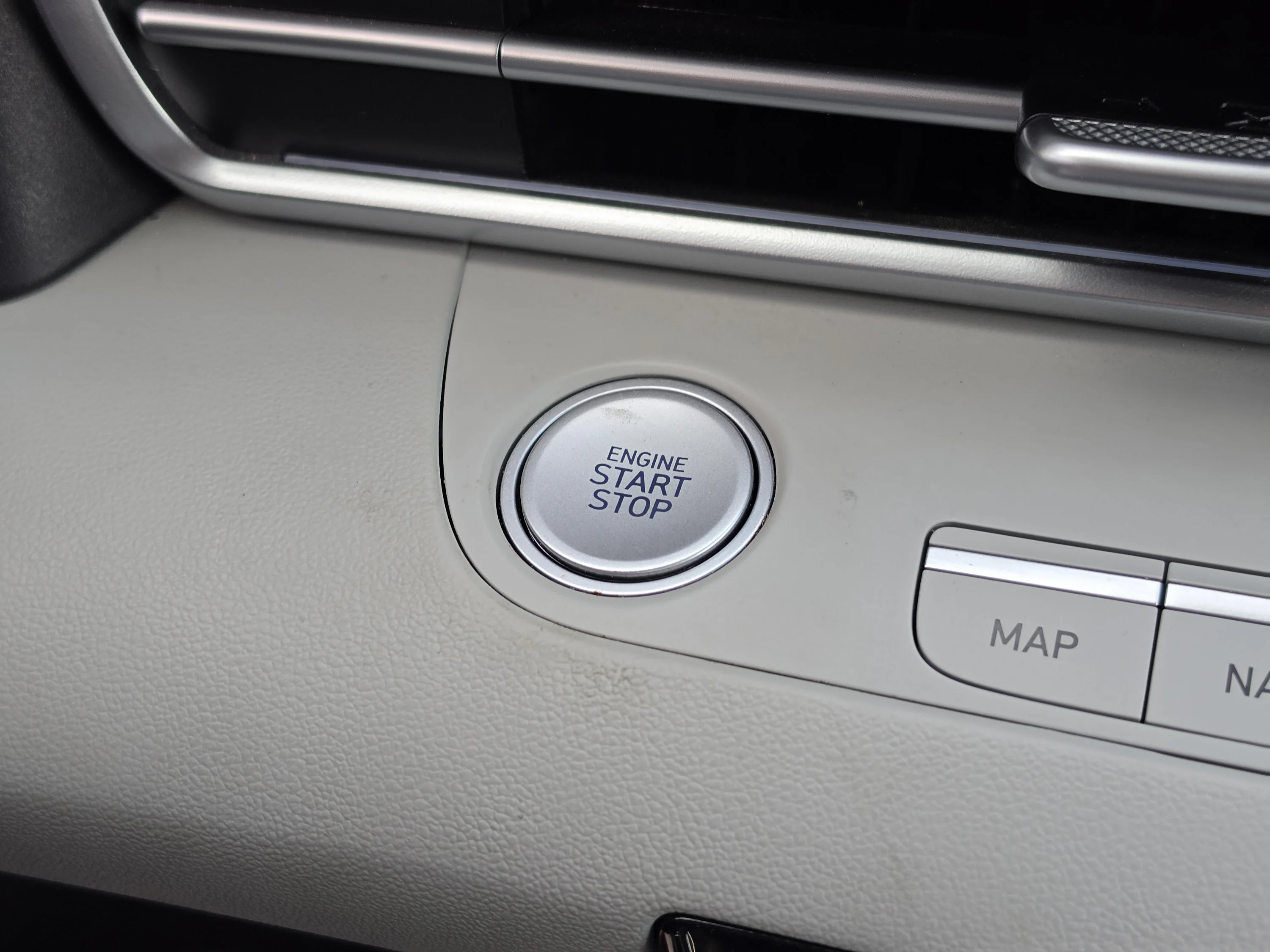 Used 2025 Fluid Metal Hyundai Limited image 34