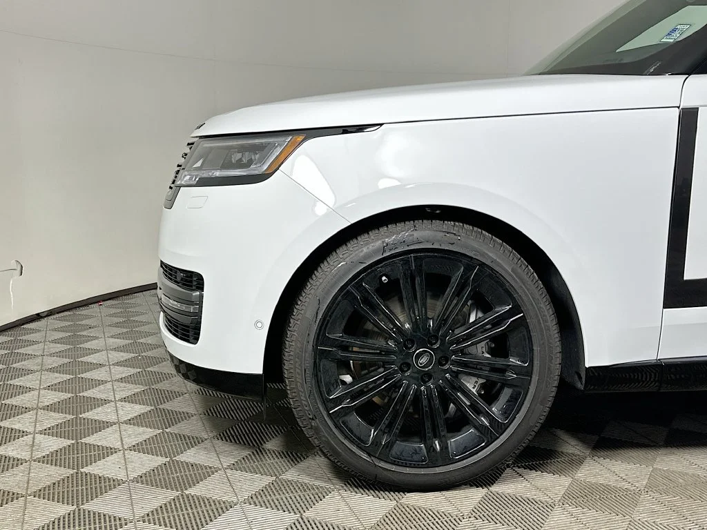 Certified Used 2025 Fuji White Land Rover SE image 9