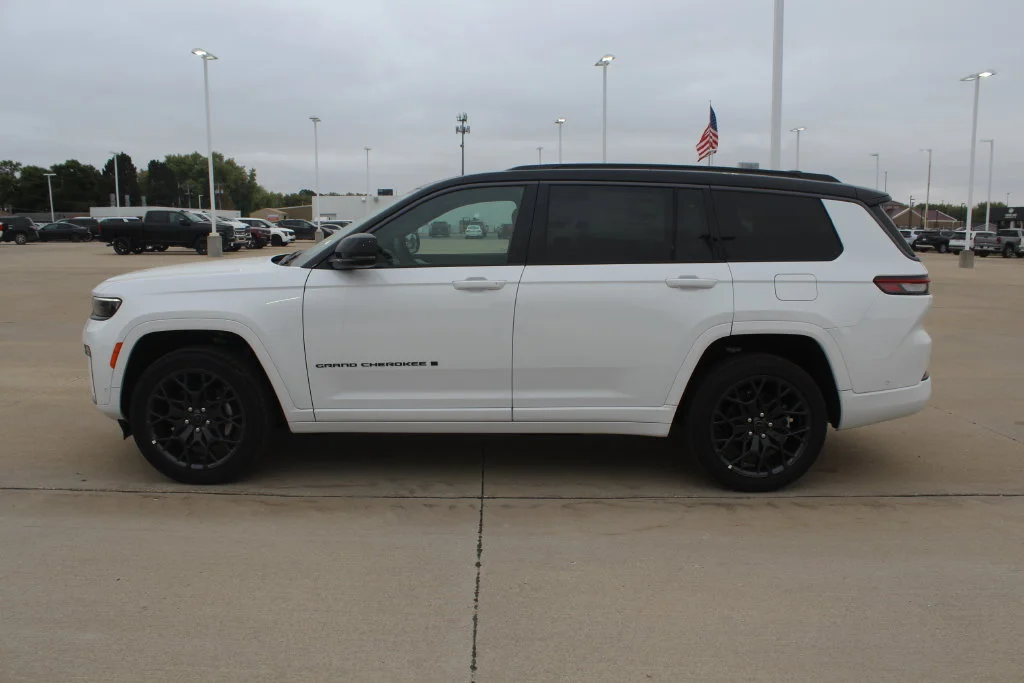 New 2027 Bright White Clear-Coat Paint Jeep Summit image 6