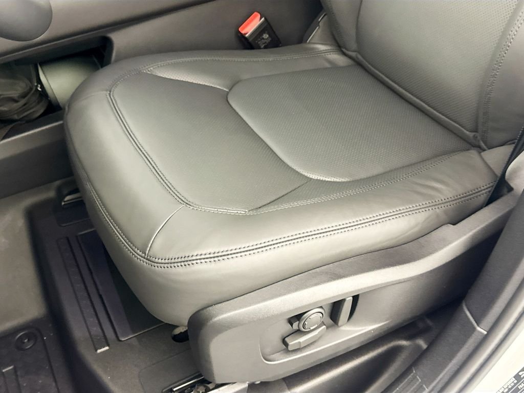 New 2026 Fuji White Land Rover X-Dynamic SE image 19