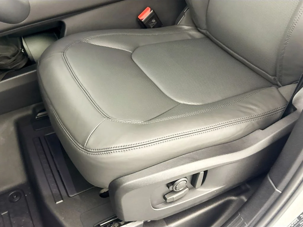 New 2026 Fuji White Land Rover X-Dynamic SE image 19