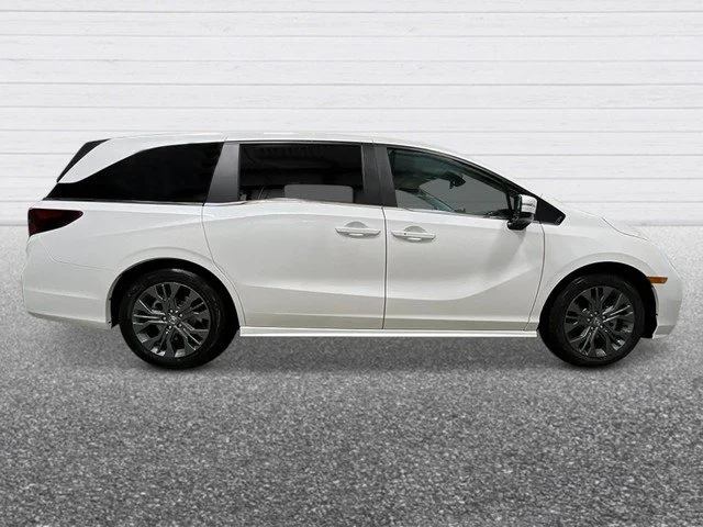 New 2027 Silver Honda Touring image 9