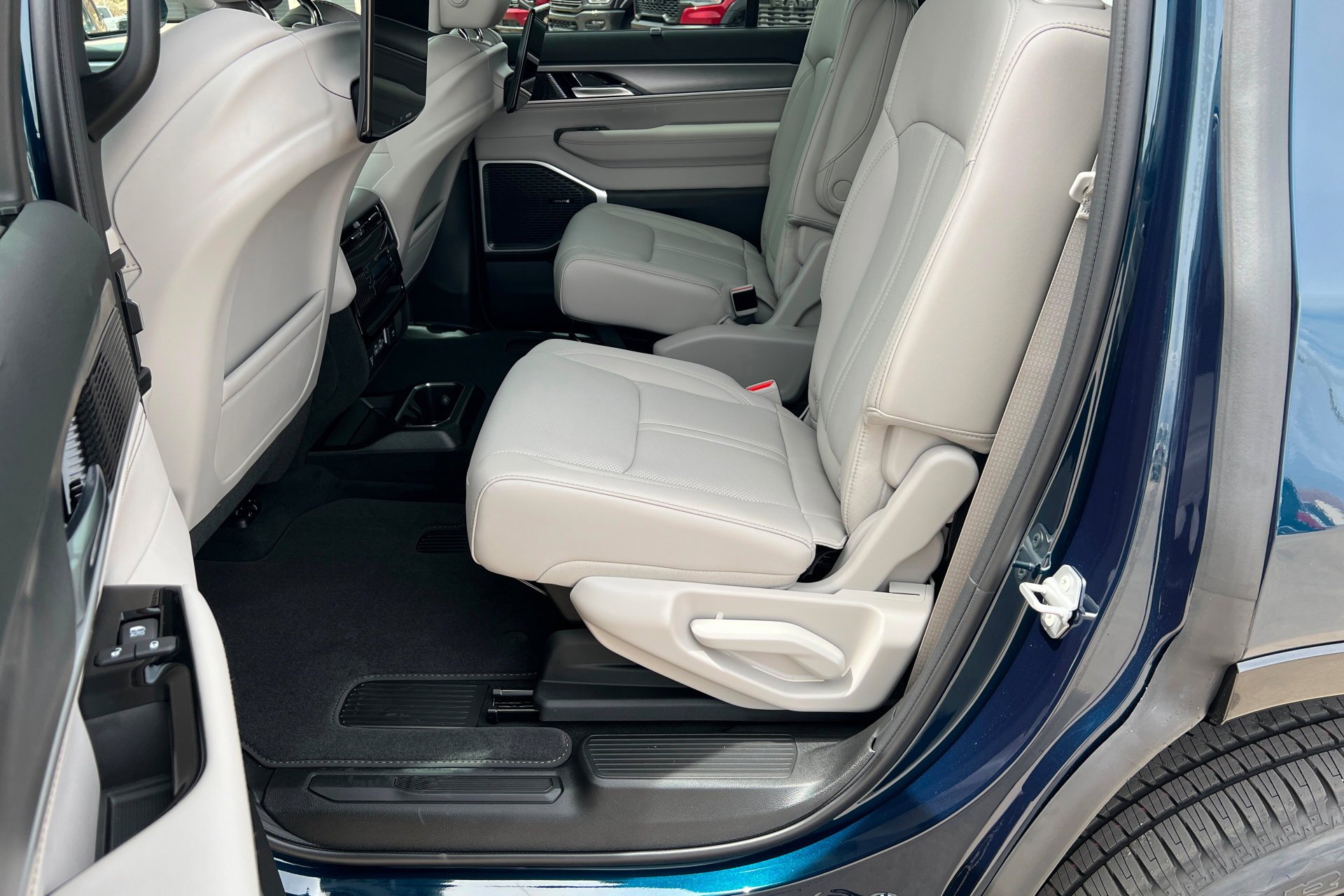 New 2026 Fathom Blue Pearl-Coat Exterior Paint (Late Availability) Jeep Limited Altitude image 22
