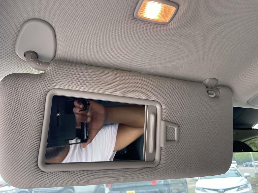 Used 2025 White Kia LXS image 29