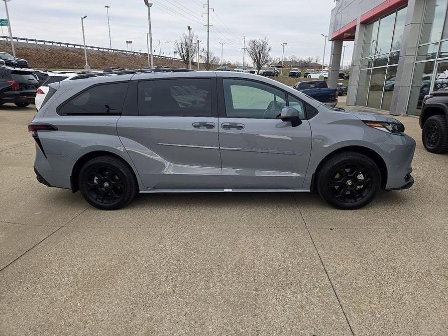 2025 TOYOTA SIENNA - Image 1