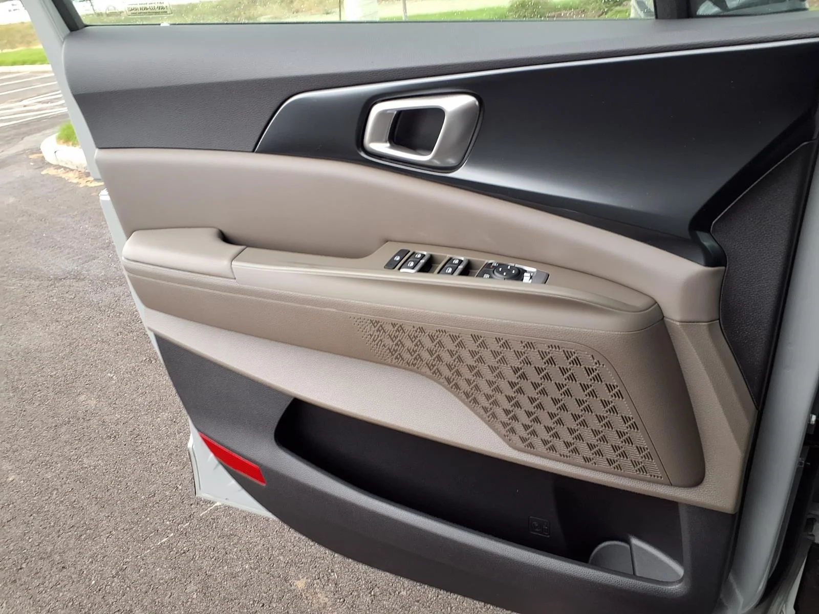 New 2027 Ceramic Silver Kia LXS image 8