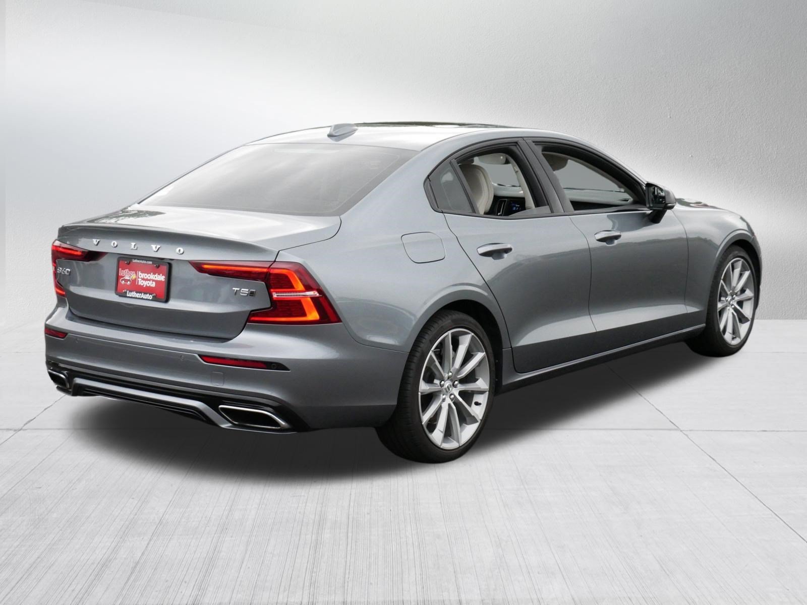Used 2021 Osmium Grey Metallic Volvo Momentum image 7