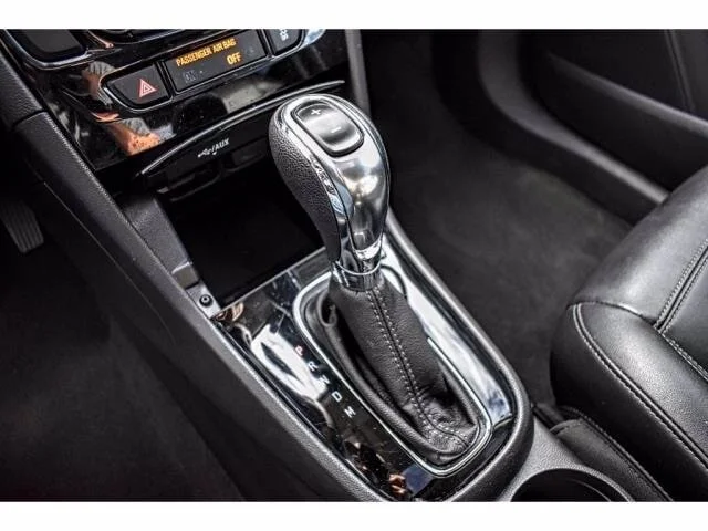 Used 2019 Summit White Buick Essence image 17