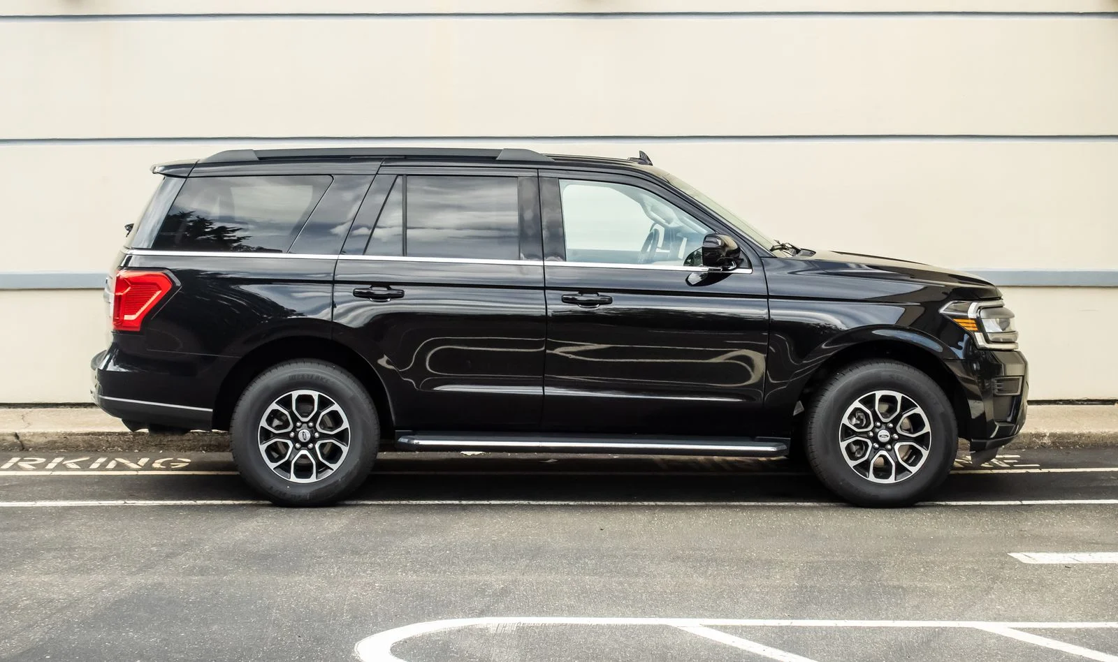Used 2023 Black Ford XLT image 9