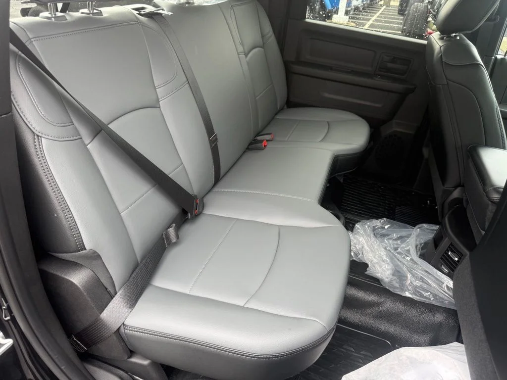 New 2026 Diamond Black Crystal Pearl-Coat Exterior Paint RAM Tradesman image 46
