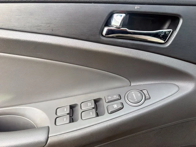 Used 2013 Gray Hyundai SE image 4
