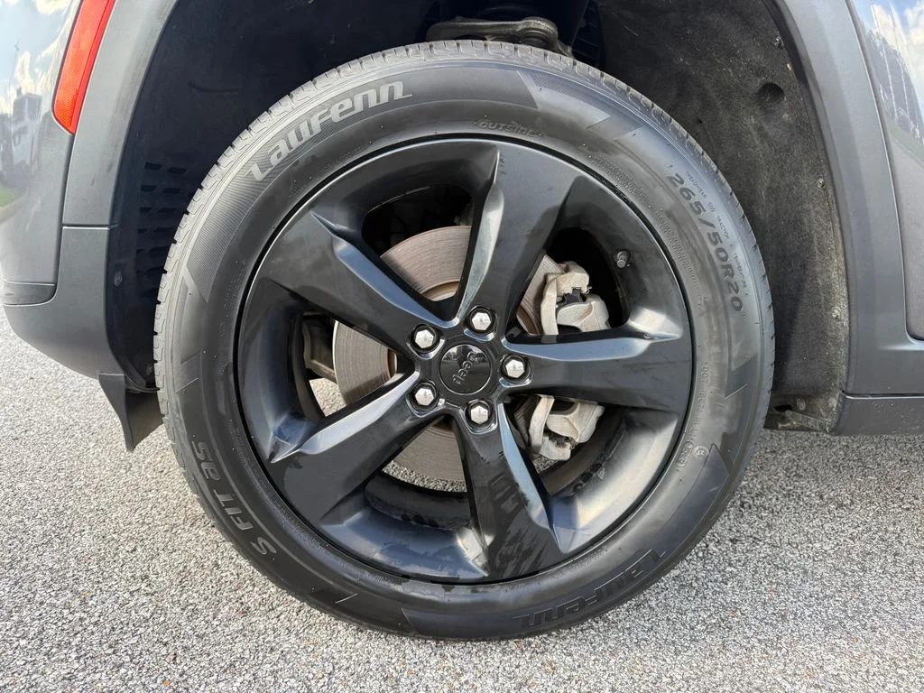 Used 2022 Gray Jeep Altitude image 23