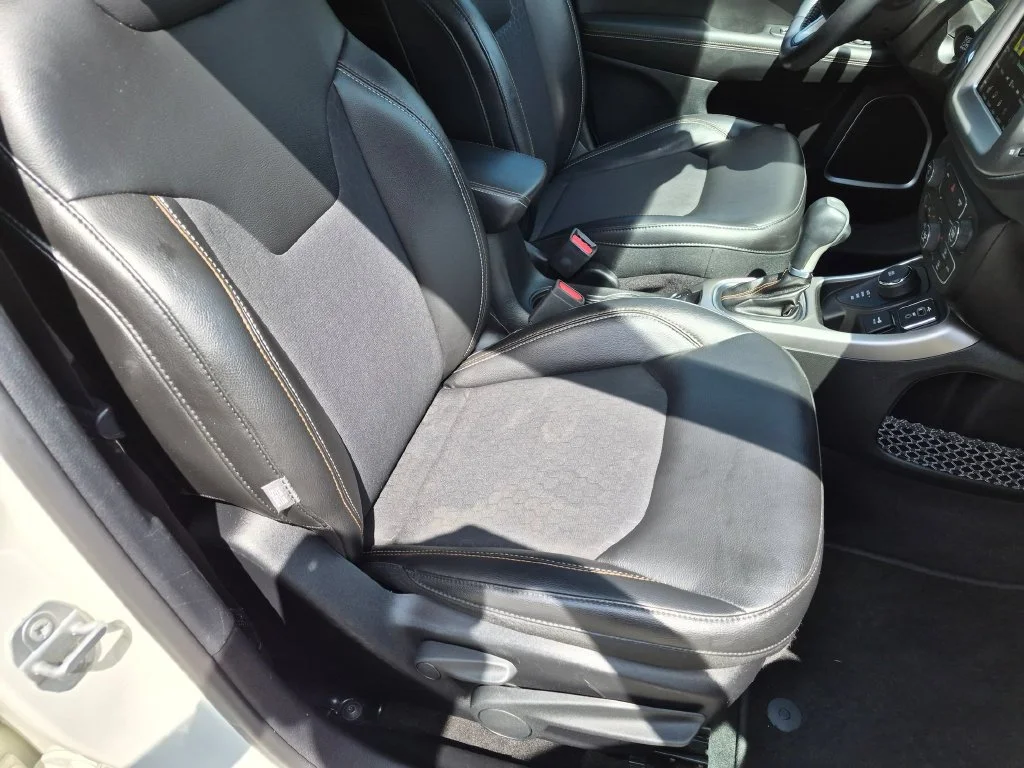 Used 2018 White Jeep Latitude image 25