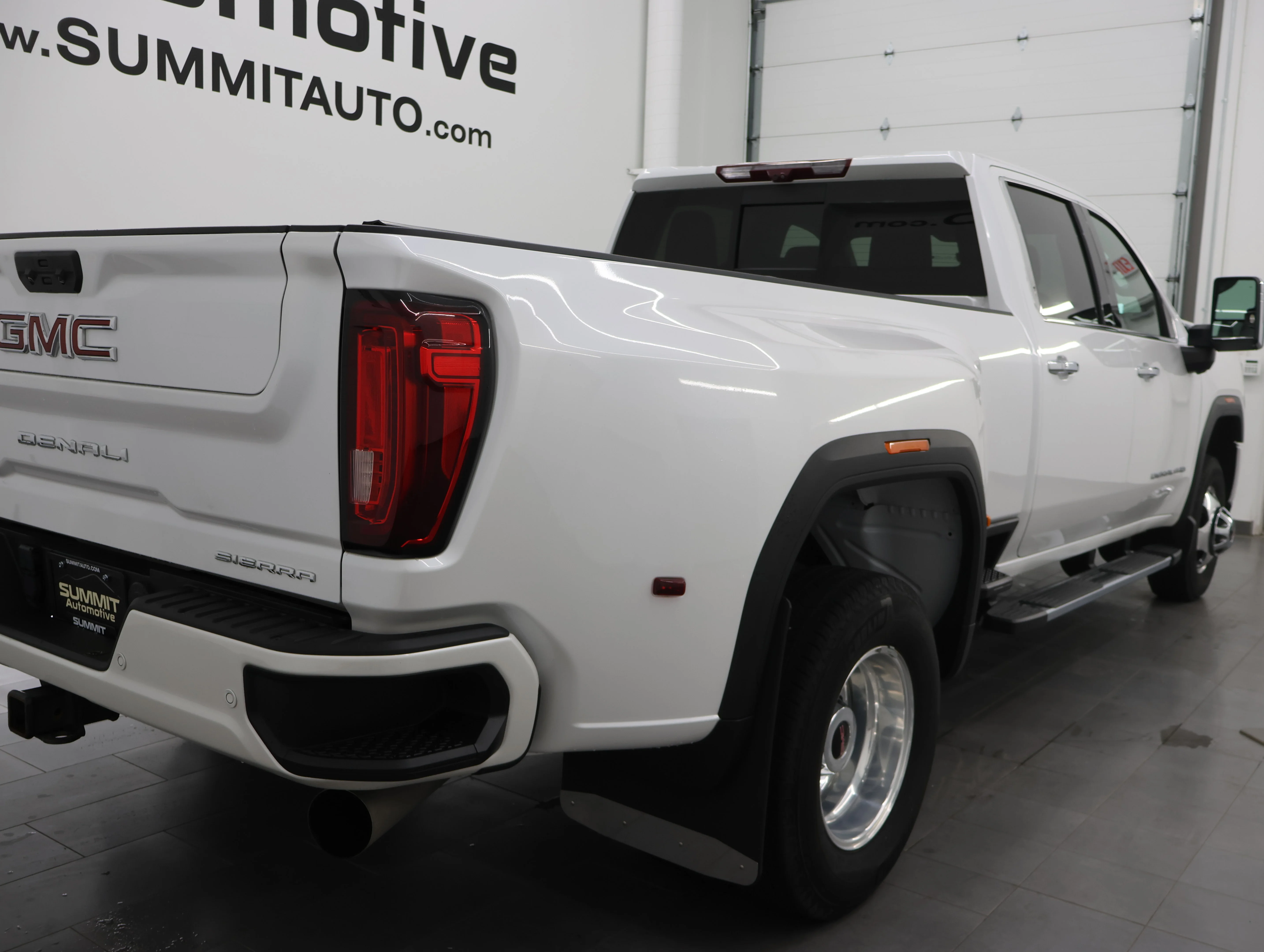 Used 2022 White Frost Tricoat GMC Denali image 4