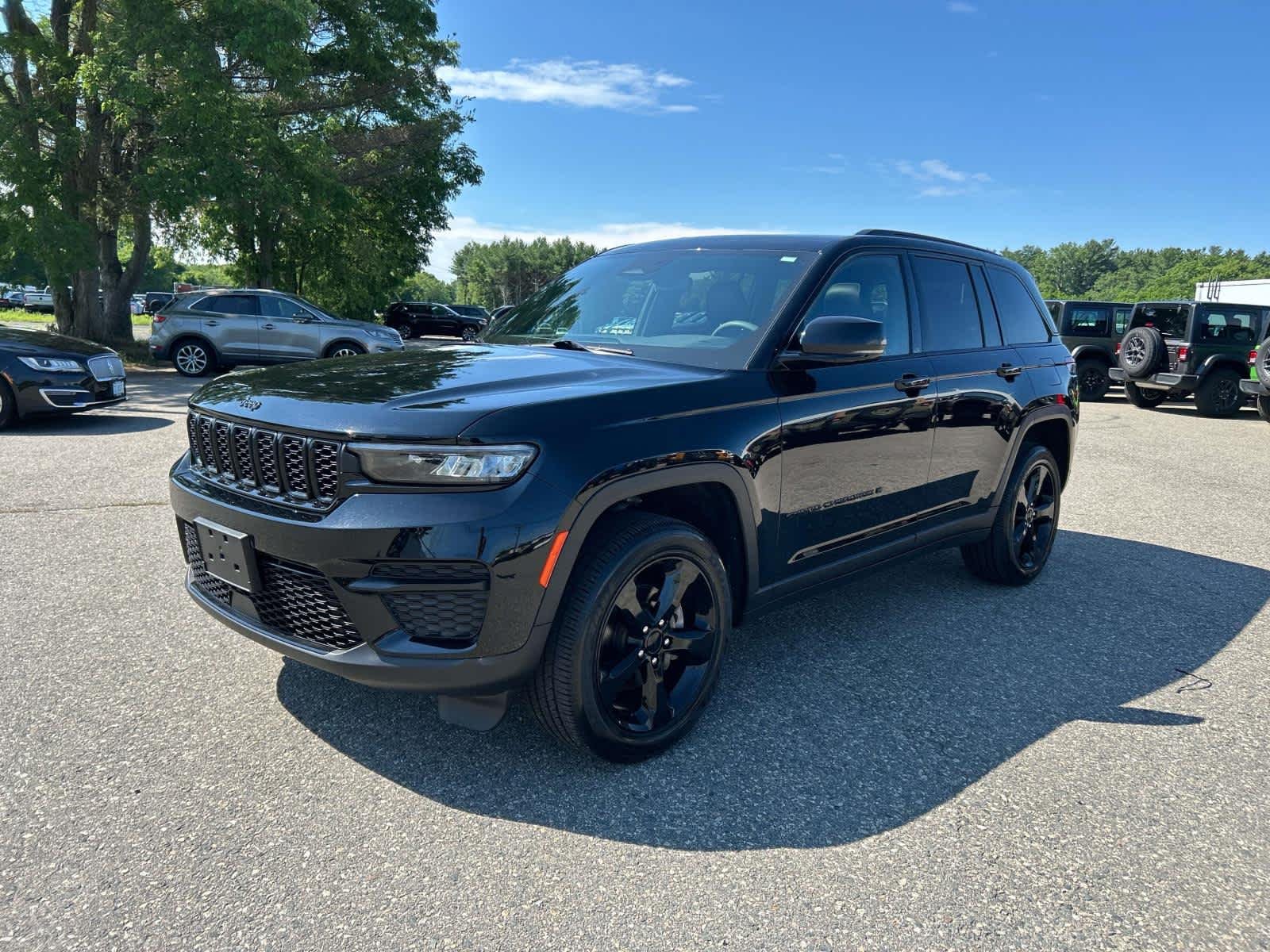 Certified Used 2023 Diamond Black Crystal Pearlcoat Jeep Altitude X image 7