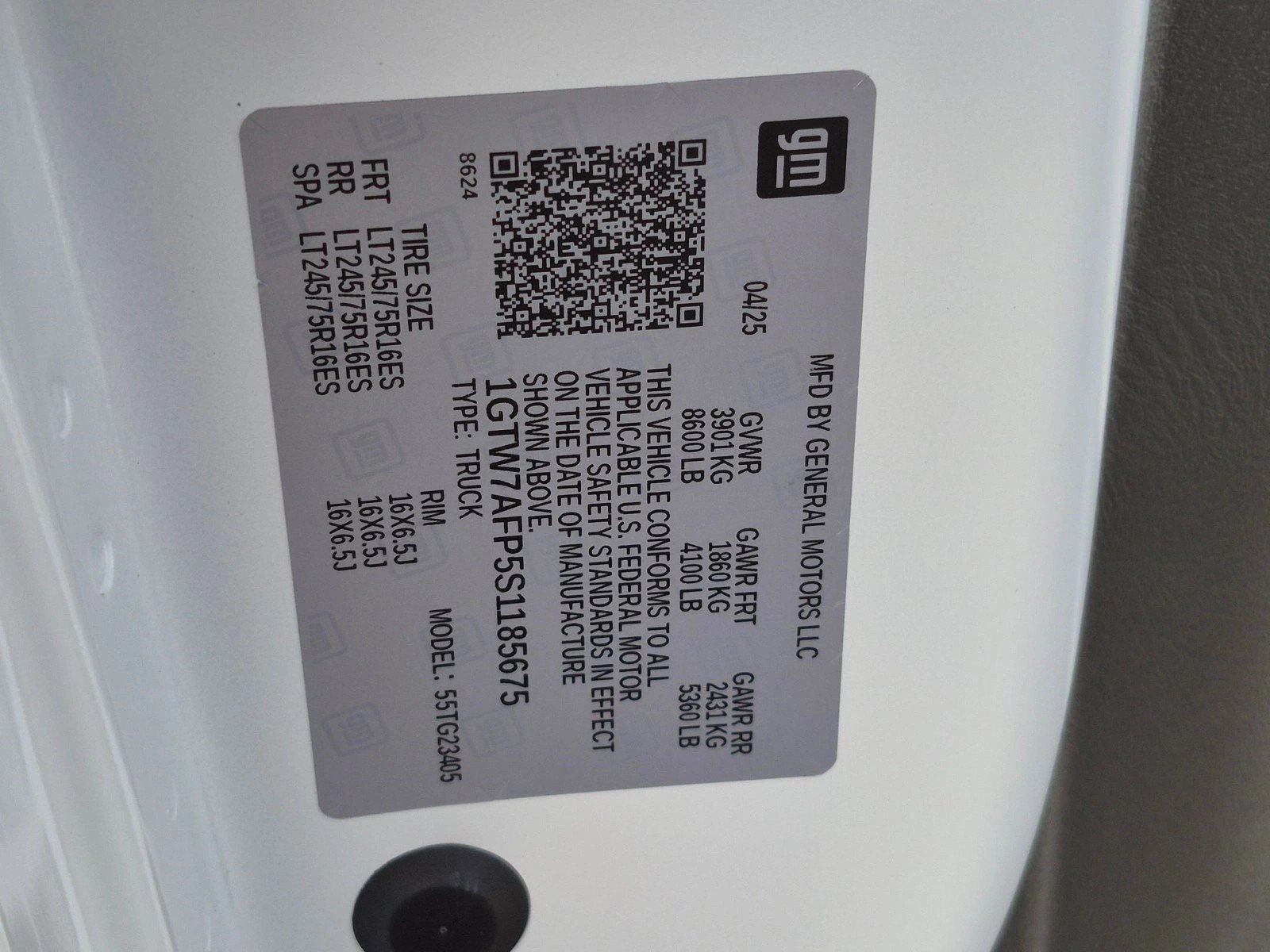 Used 2025 Summit White GMC  image 23