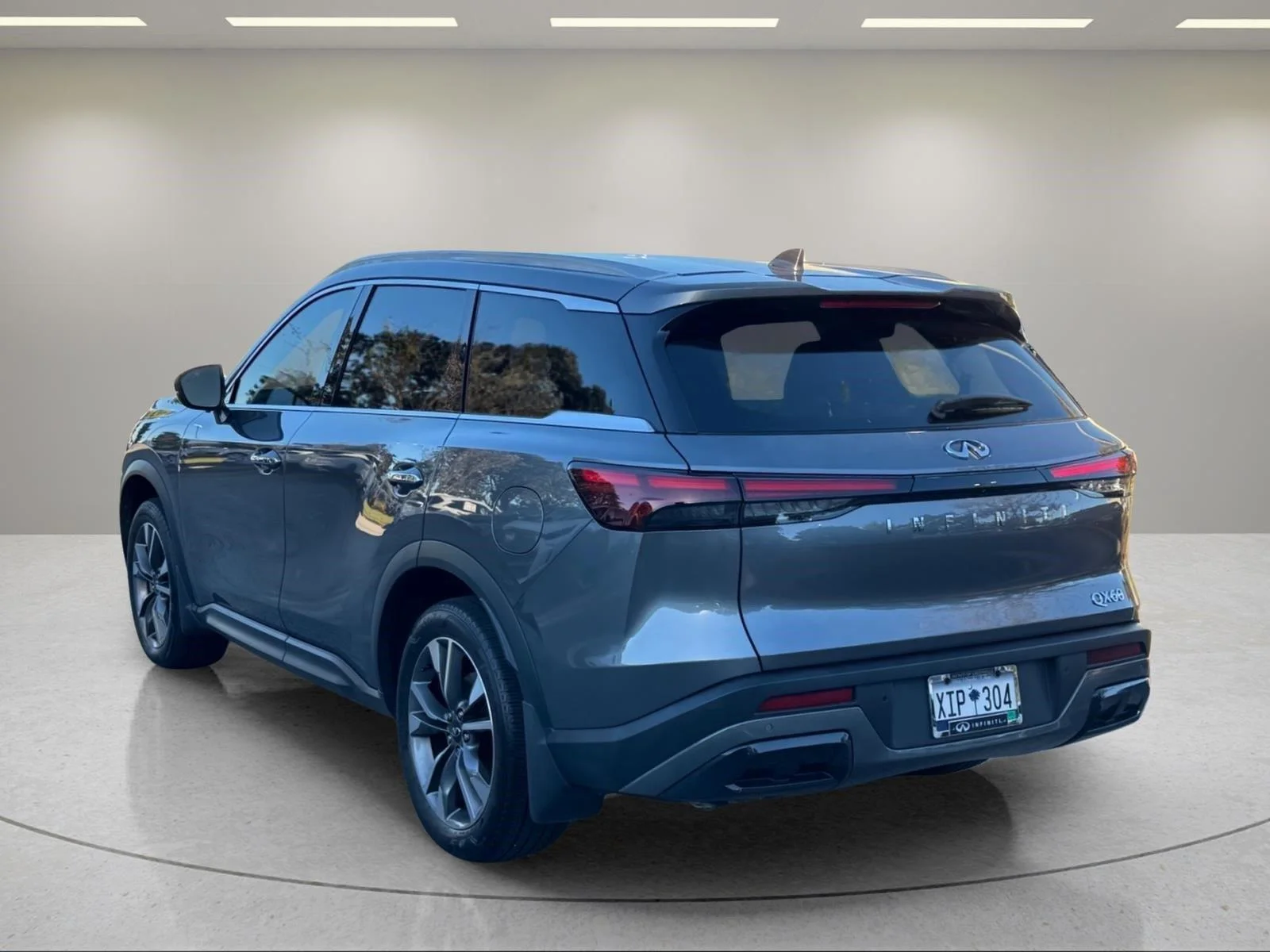 Used 2025 Graphite Shadow INFINITI LUXE image 3
