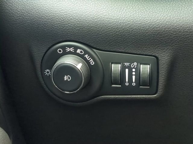 New 2026 Hydro Blue Pearl-Coat Exterior Paint Jeep Latitude image 26