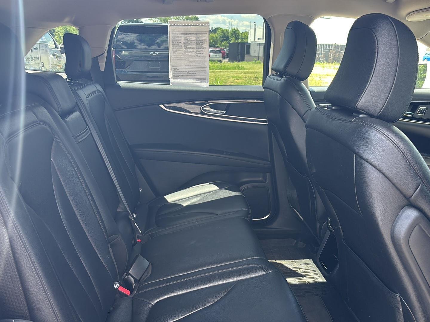 Used 2023 Pristine White Lincoln Standard image 33