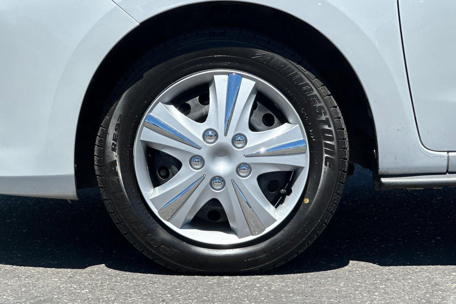 Used 2024 White Diamond Mitsubishi ES image 25