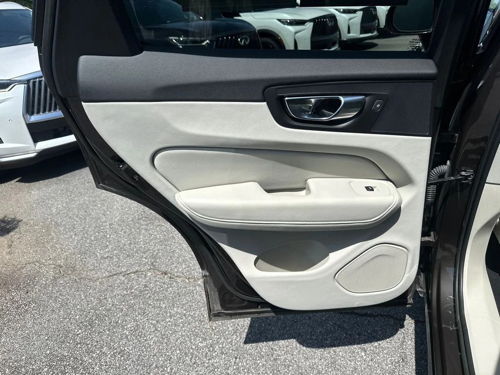 Used 2023  Volvo T8 Core Bright Theme image 18