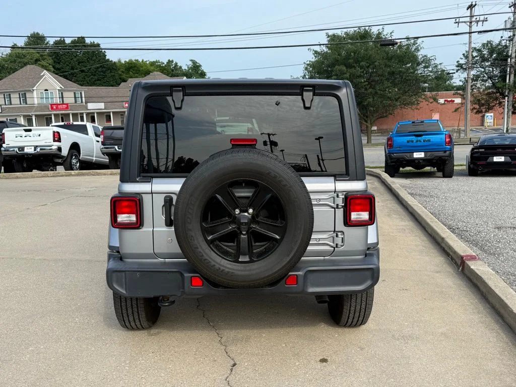 Used 2020 Silver Jeep Unlimited Sahara image 7