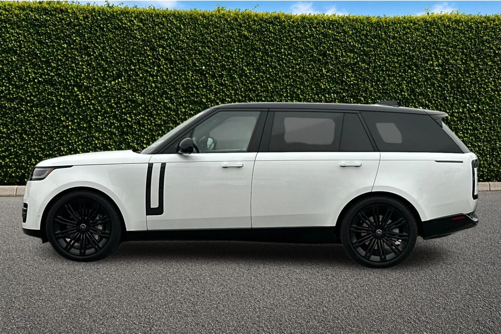 Used 2024 White Land Rover SE image 7