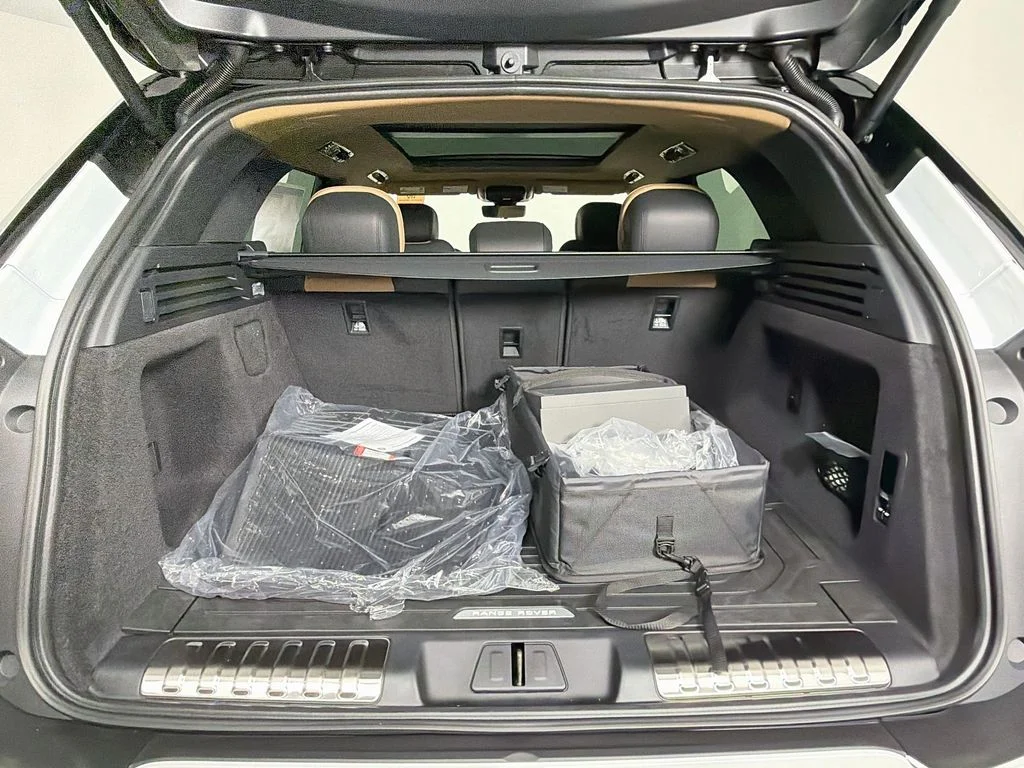 New 2026 Fuji White Land Rover Dynamic SE image 28