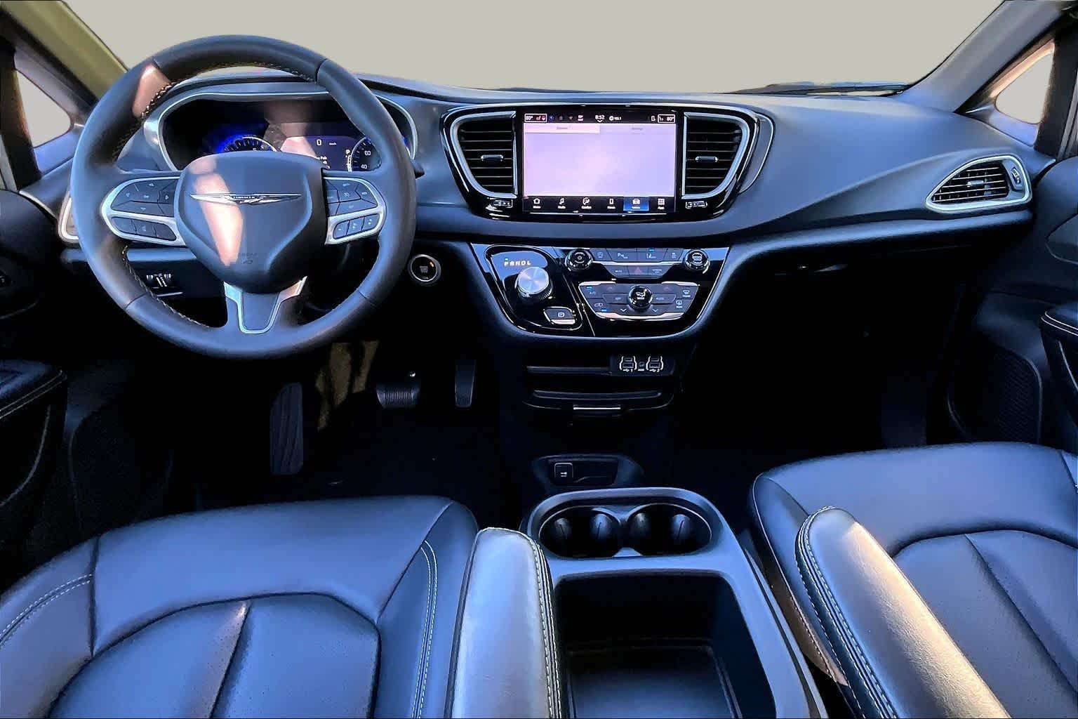 Used 2025 Fathom Blue Pearlcoat Chrysler Select image 15