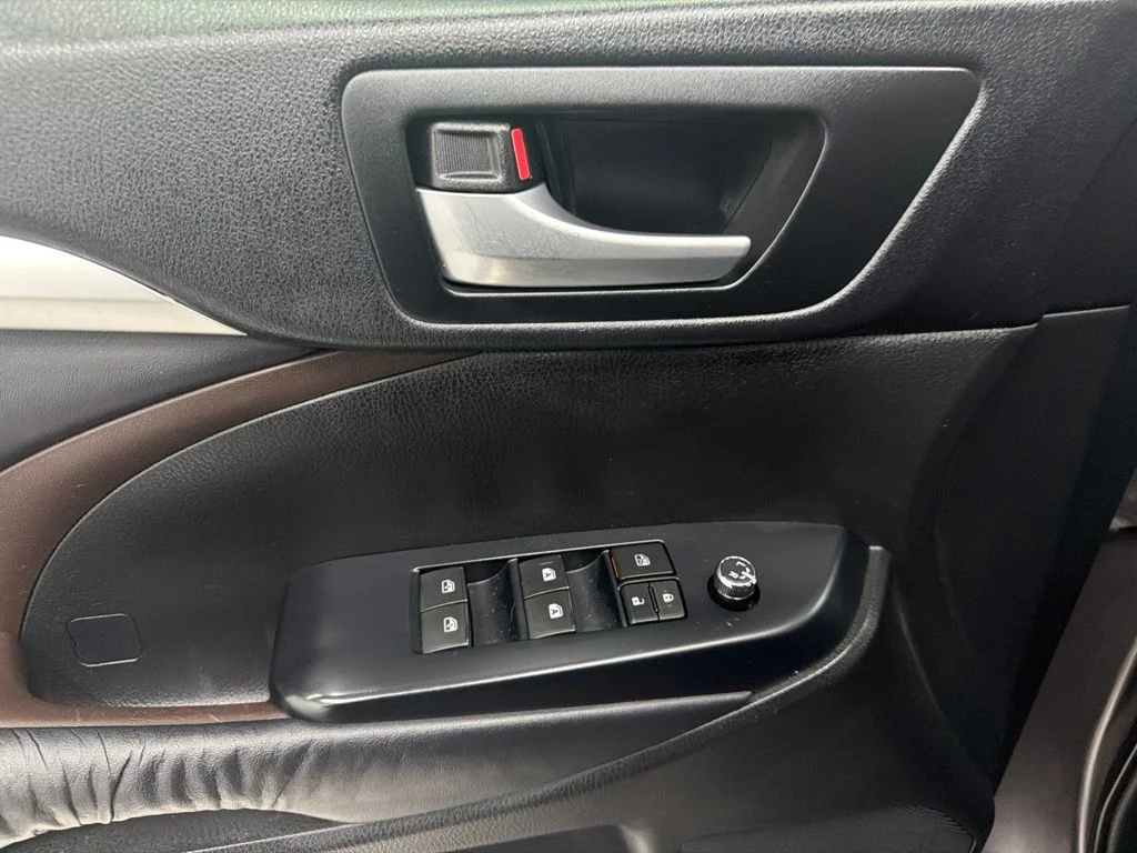 Used 2016 Gray Toyota XLE V6 image 15
