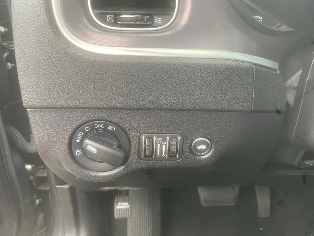 Used 2022 Granite Crystal Metallic Clearcoat Dodge SXT image 14