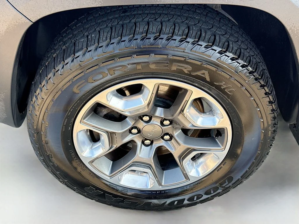 Used 2019 Bright White Clearcoat Jeep Trailhawk image 31