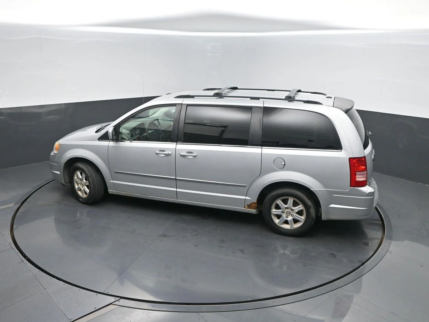 Used 2009 Bright Silver Metallic Chrysler Touring image 35