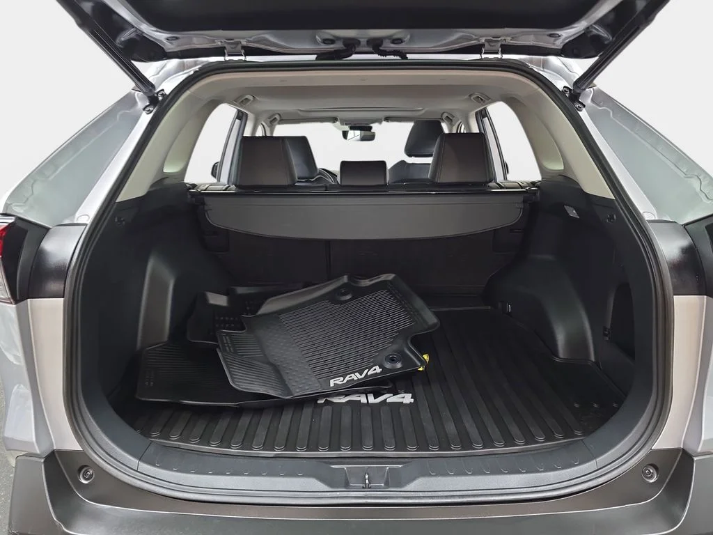 Used 2019 Silver Toyota XLE Premium image 14