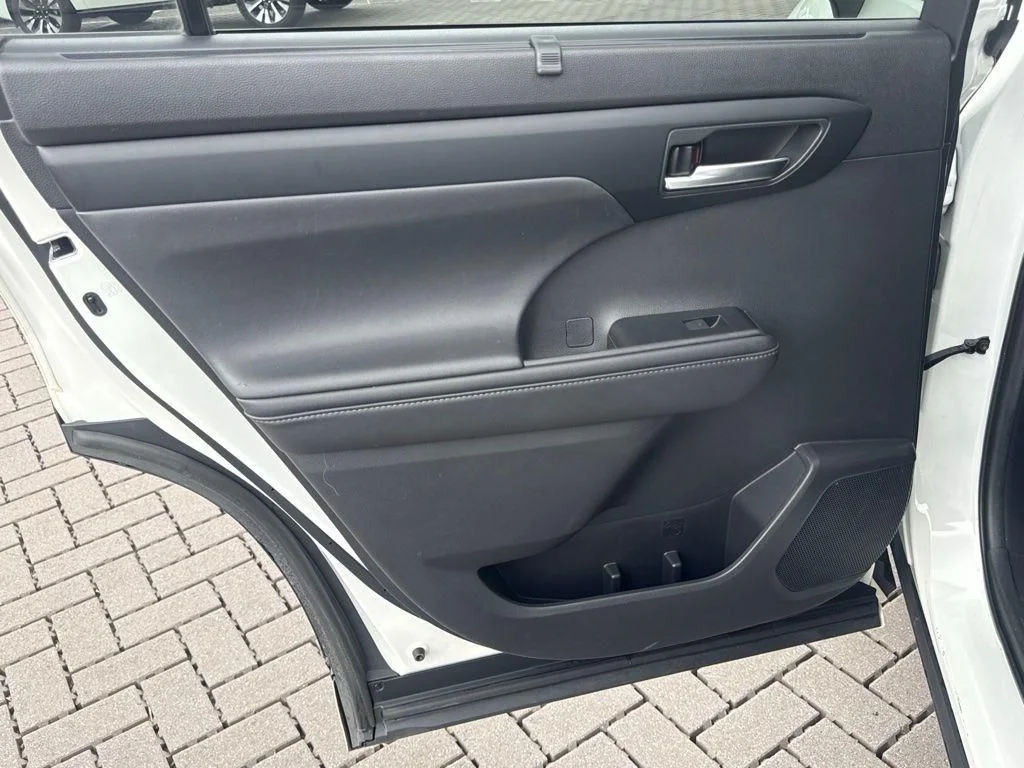 Used 2020 White Toyota XLE image 24