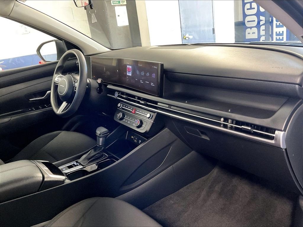 Used 2025 Silver Hyundai SE image 14