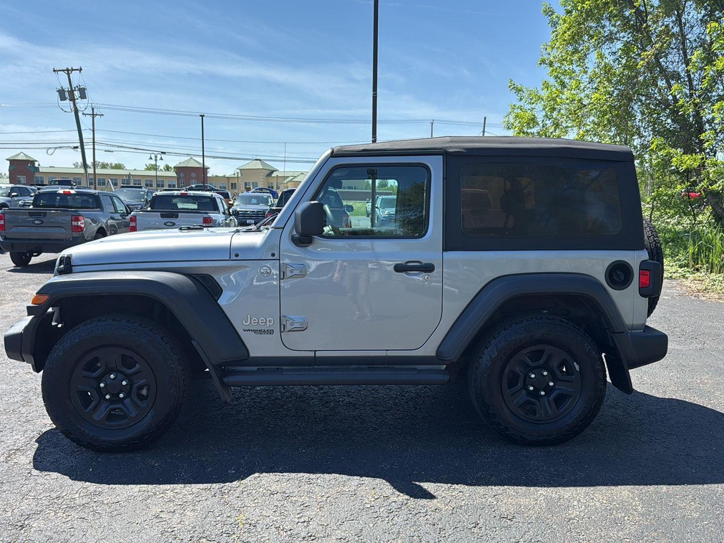 Used 2019 Billet Silver Metallic Clearcoat Jeep Sport image 14